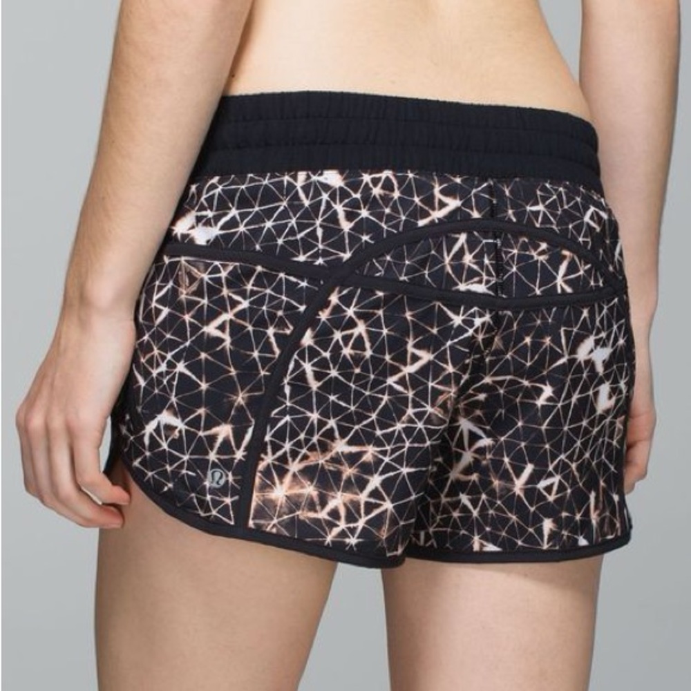 Lululemon 🍋 Tracker Short II in Starburst Size 6